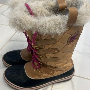 Sorel snow boots. Size 8. Good condition.